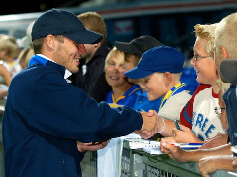Fredrik Ljungberg skriver autografer