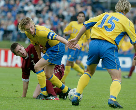 Sebastian Larsson, Sverige passar Fredrik Olsson