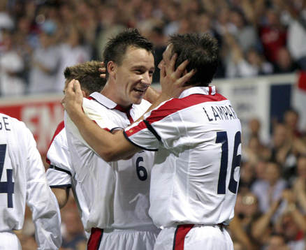 Frank Lampard gratuleras av John Terry