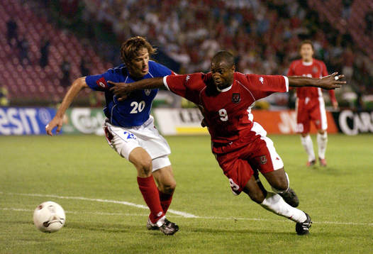 Mladen Krstajic, Serbien/Montenegro och Nathan Blake, Wales