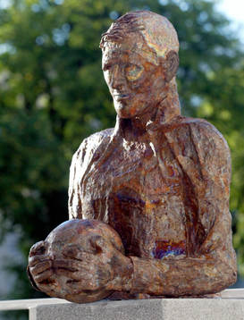 Bysten av Åby Ericson pryder läktaren på Idrottsparken i