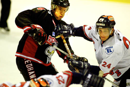 Joakim Lundberg i Redhawks har fullt jobb med