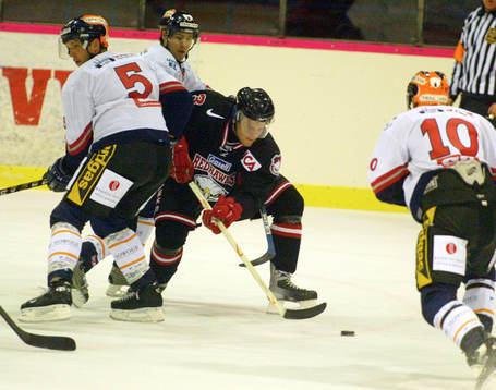 Malmös Jimmie Svensson trängs med Eisbären-försvaret i