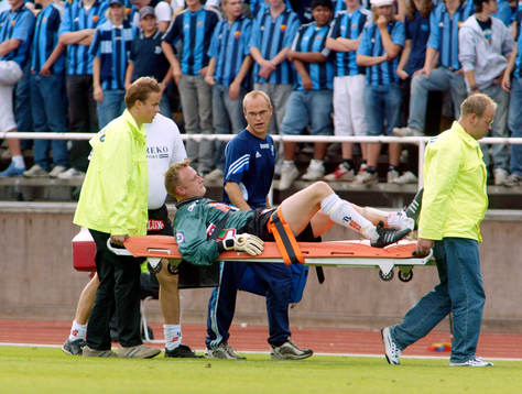 Målvakten Mats Svensson, Landskrona bärs ut på bår