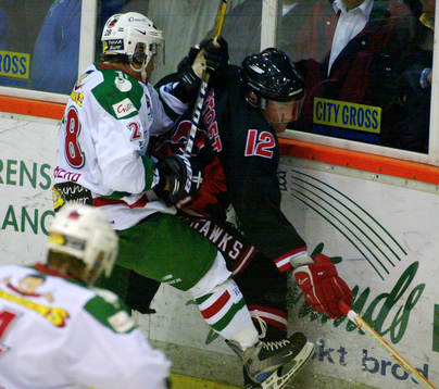 Marcus Forsberg, Rögle, trycker upp Marcus Magnertoft,