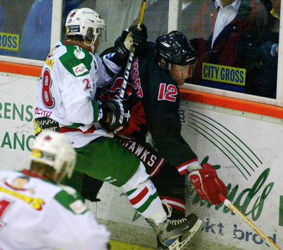 Marcus Forsberg, Rögle, trycker upp Marcus Magnertoft,