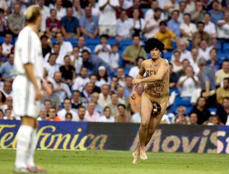 David Beckham avbryts när en manlig streaker intar planen