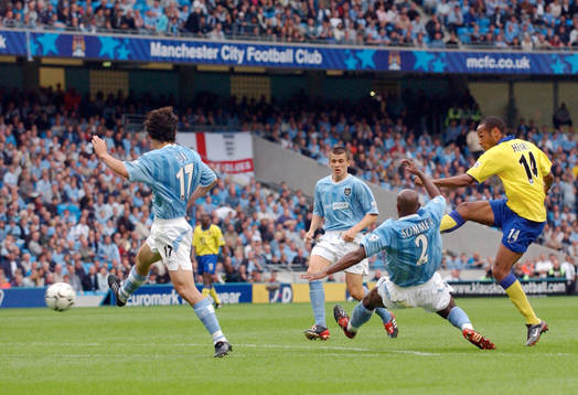Thierry Henry,  Arsenal, skott på mål