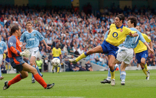 Robert Pires, Arsenal, skjuter ett skott mot David Seaman,