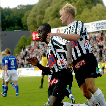 Segerskytten Jones Kusi-Asare grattas av Mathias Eklund