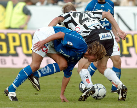 Dusan Djuric och Matthias Eklund i kamp om bollen