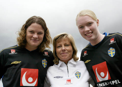 Caroline Jönsson och Hedvig Lindahl inramar