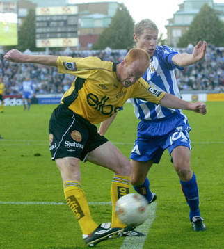 Magnus Samuelsson rensar framför Sebastian Henriksson
