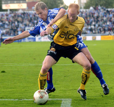 Jonas Henriksson försöker komma förbi Magnus Samuelsson