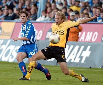 Martin Anderssson tar bollen för Sebastian Johansson