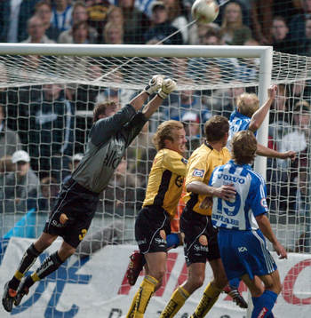 Johan Wiland, målvakt, Elfsborg boxar ut bollen