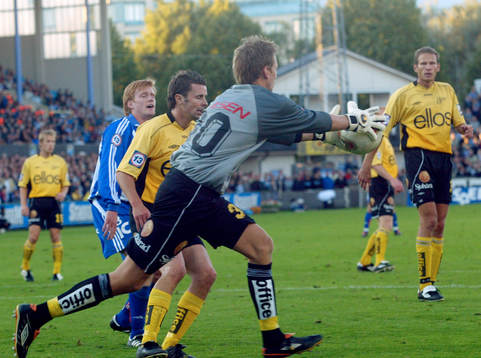 Målvaktsingripande, greppet, Johan Wiland