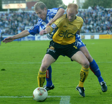 Jonas Henriksson försöker komma förbi Magnus Samuelsson
