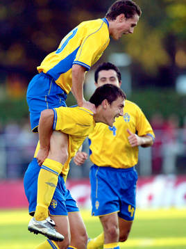 Jon Jönsson grattar Stefan Ishizaki. Jubel