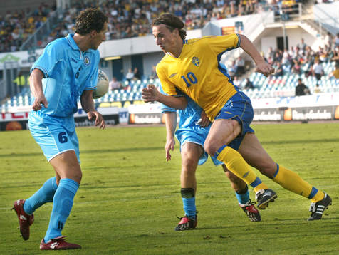 Här fixar Zlatan Ibrahimovcic en straff, som han själv tar