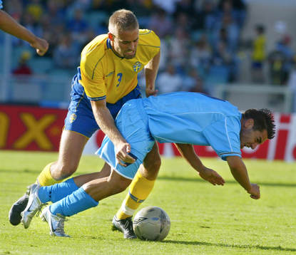Olof Mellberg, trycker till en motståndare