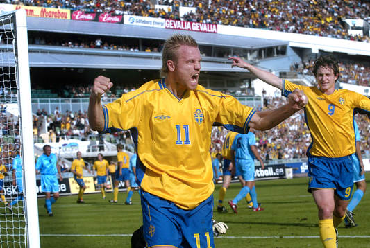 1-0 Mattias Jonson, Kim Källström på väg att gratta.