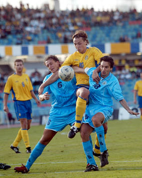 Zlatan Ibrahimovic fasthållen av Bacciocchi Simone och