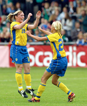 Frida Östberg och Josefin Öqvist, Sverige, jubel
