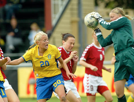 Josefin Öqvist, och Victoria Svensson, Sverige, retar upp