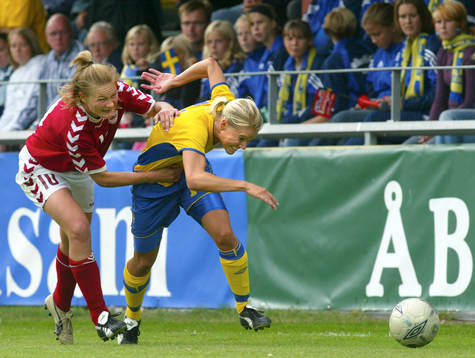 Anne Dot Eggers håller fast Anna Sjöström