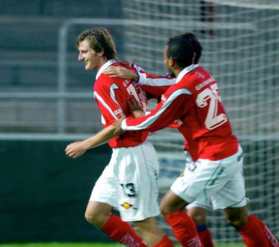 Målskytten Daniel Mobaeck, Kalmar gratuleras av