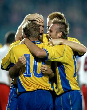 Olof Mellberg gratuleras av Marcus Allbäck, Michael