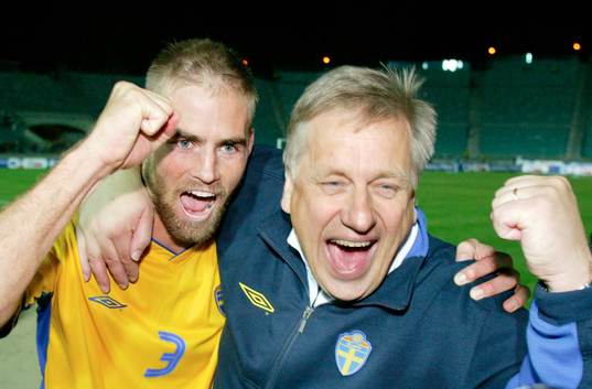 Olof Mellberg och Tommy Söderberg, förbundskapten, jubel