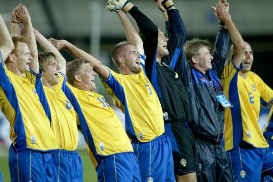 Våra svenska hjältar med Olof Mellberg i spetsen jublar