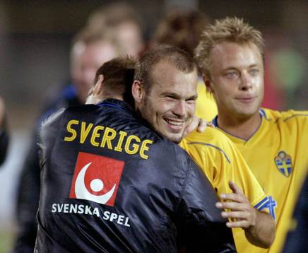 Fredrik Ljungberg kramas om. Jubel