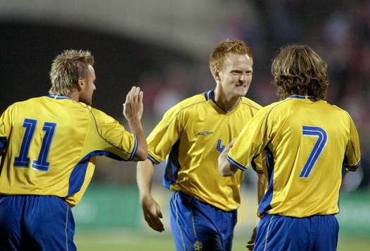 Mattias Jonson och Michael Svensson gratulerar Mikael
