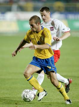 Fredrik Ljungberg dribblar sig förbi en polsk försvarare