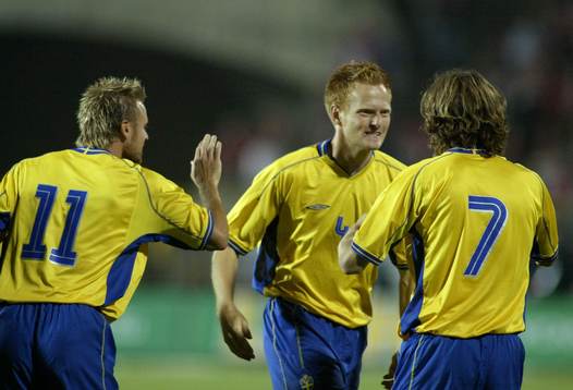 Mattias Jonson och Michael Svensson gratulerar Mikael
