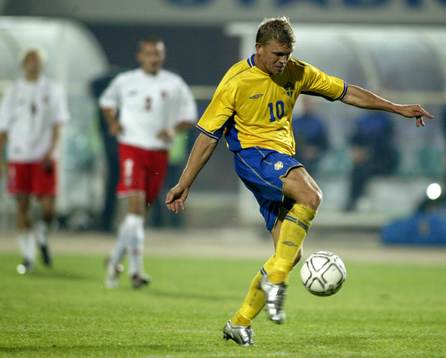 Marcus Allbäck avlossar stora kanonen