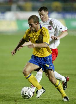 Fredrik Ljungberg dribblar sig förbi en polsk försvarare
