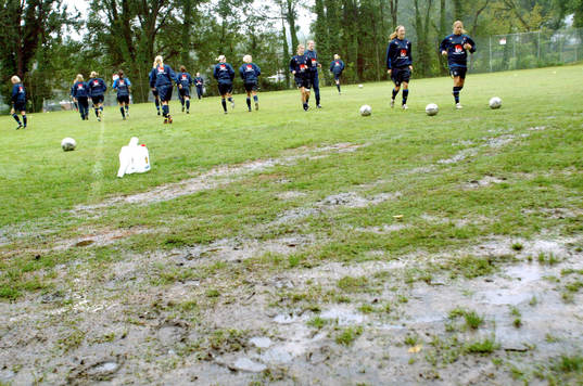 Landslagets träning flyttades till en alternativ blöt och