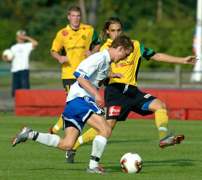 En Ystad-spelare passerar Peter Eriksson