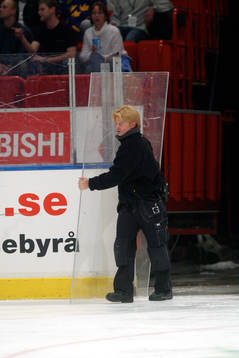 Plexiglaset sprack vid en tackling och fick bytas