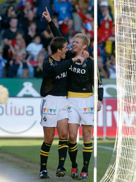 Per Nilsson, AIK gratulerar 3-0 målskytten Fredrik