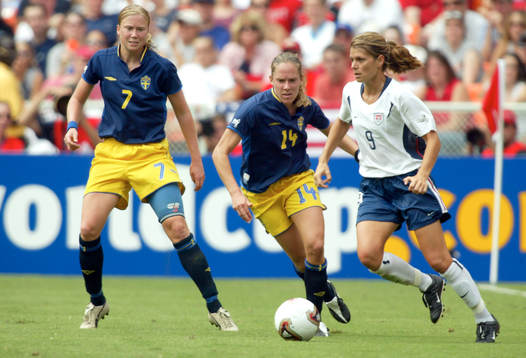 Sara Larsson och Linda Fagerström, Sverige, mot Mia Hamm,