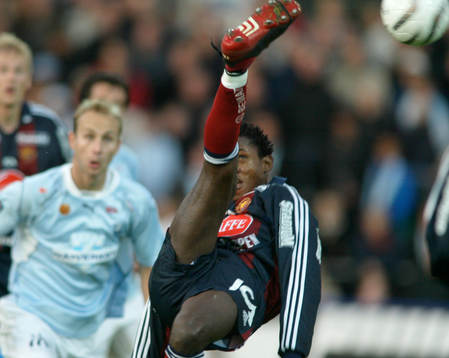 Yannick Ngabu Bapupa, Djurgården, skjuter ett konstskott