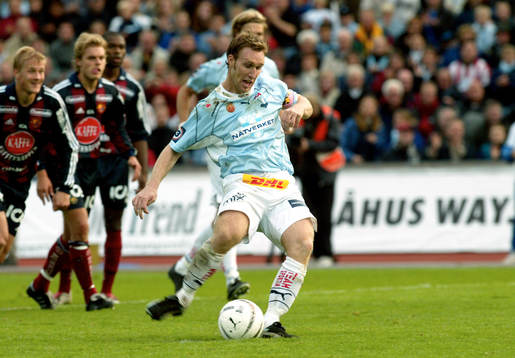 Niklas Skoog slår in straffen, hans 20:e mål 2003