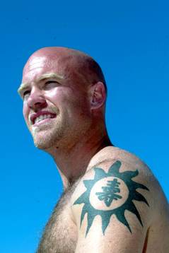 Olof Persson visar tatueringar