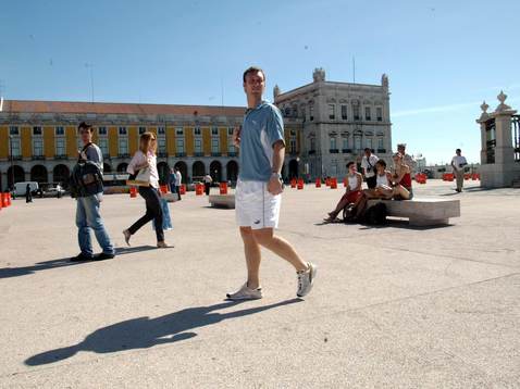 Niklas Skoog på promenad i Lissabon