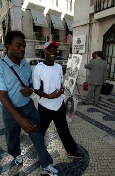 Peter Ijeh och Joseph Elanga på shoppingtur på paradgatan